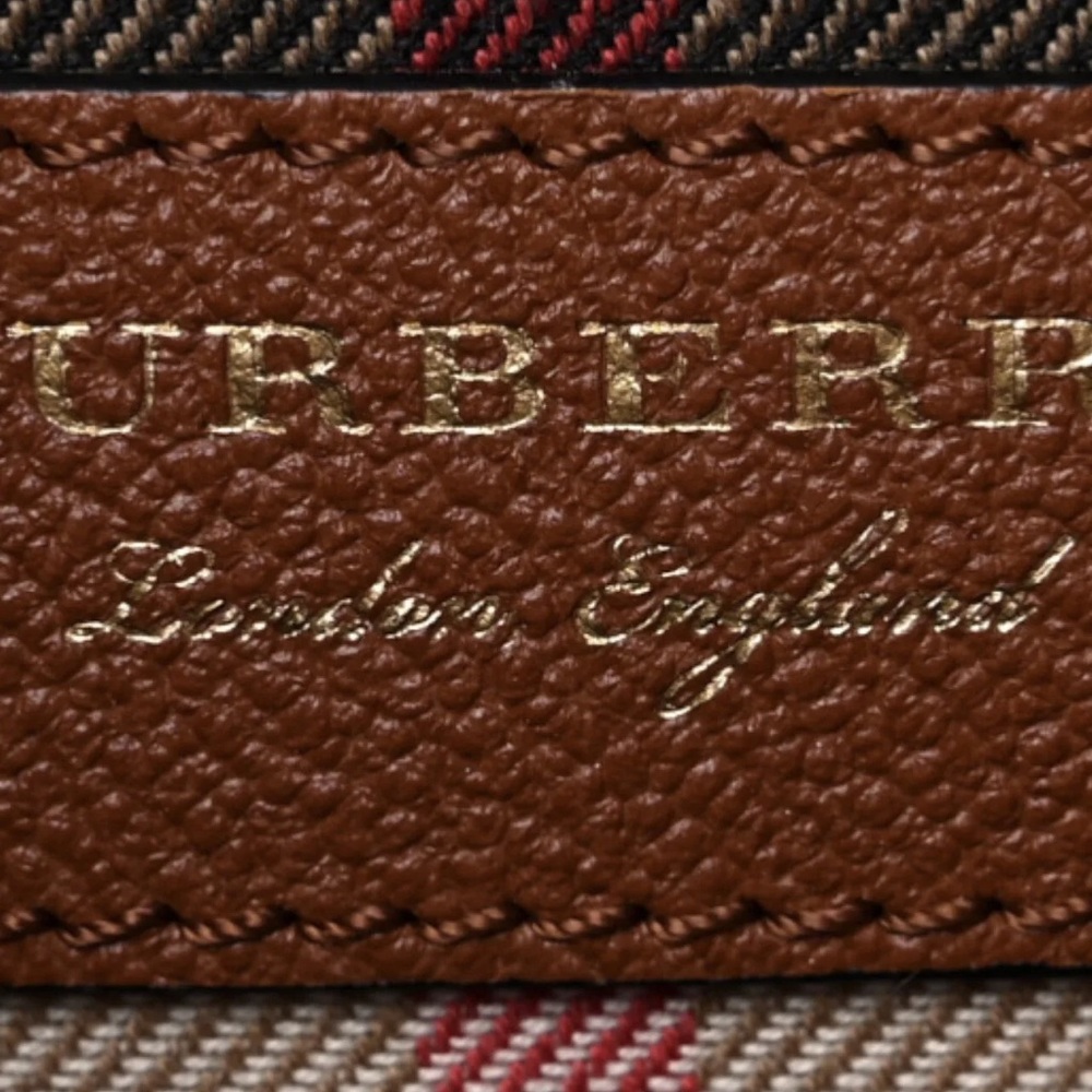 Burberry Buckle Tote Leather
Medium Brown like New comes with featured dustbag - Picture 3 of 5